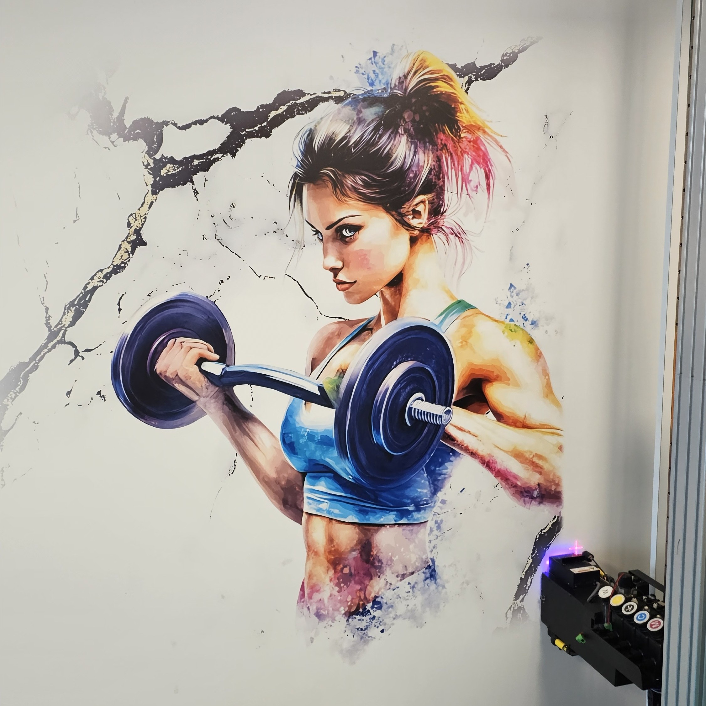 Mural watercolor przedstawiający kobietę z hantlami na siłowni MOSiR Rypin