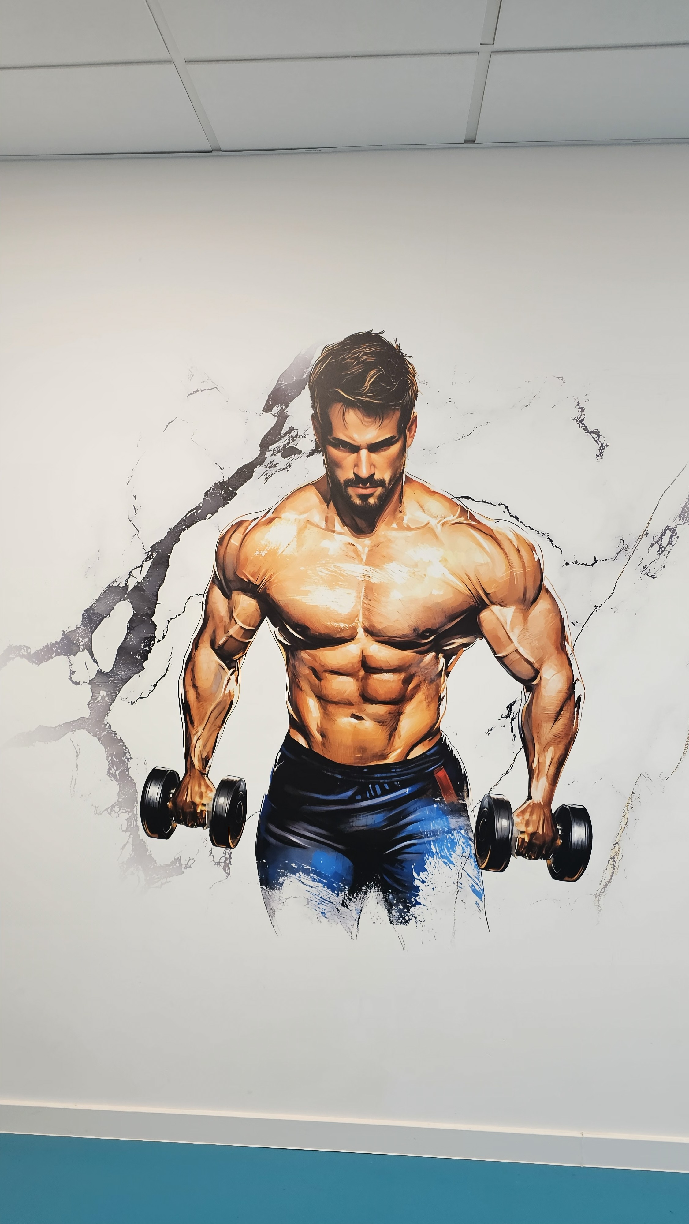 Mural watercolor z mężczyzną trenującym z hantlami na ścianie siłowni MOSiR Rypin
